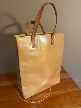 Authentic Louis Vuitton  Reade PM in Monogram Peppermint Vernis,